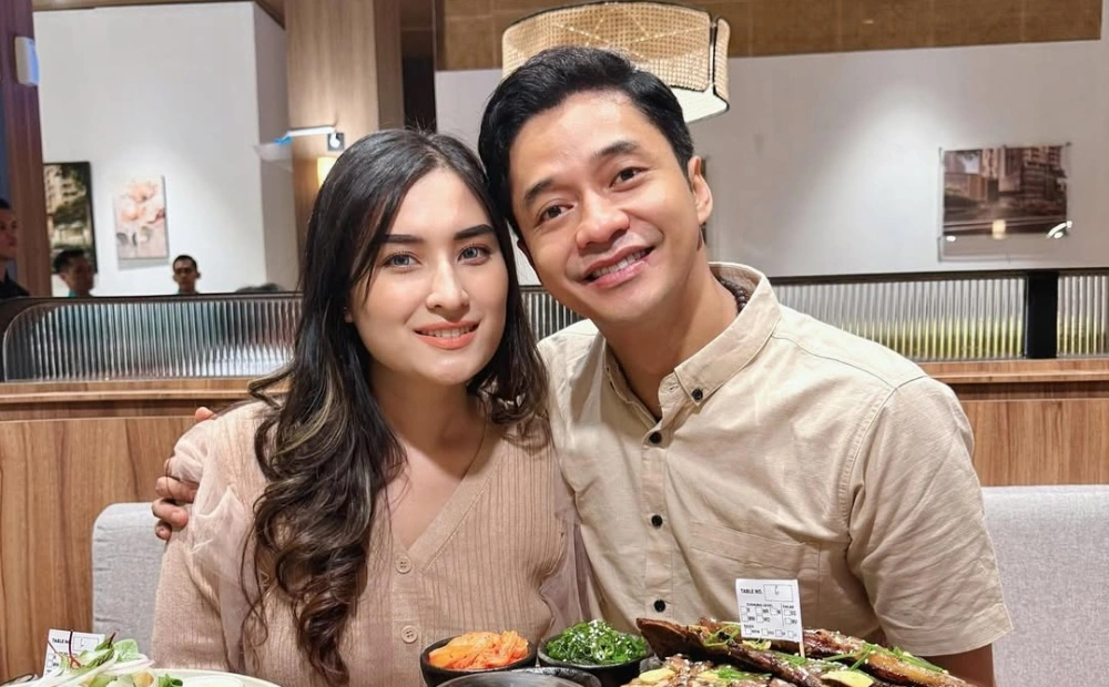 Usia Angbeen Rishi terpaut 10 tahun lebih muda dari sang suami, Adly Fairuz. [Instagram]